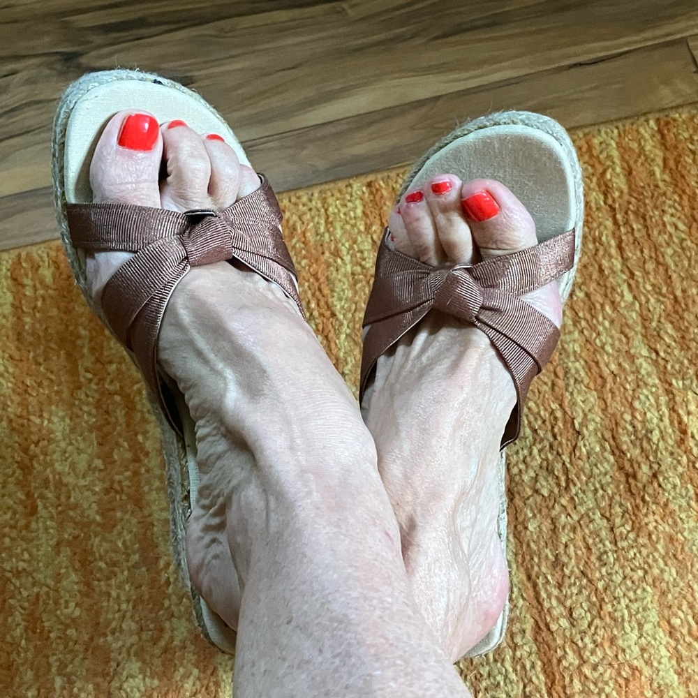 l.e.i. Wedge slides. Size 10 bronze color with hemp wedge